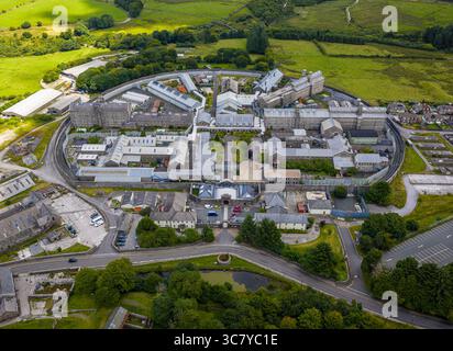 Luftaufnahme des Dartmoor Prison in Princetown, Dartmoor, mit historischer Struktur und umliegendem Moorland bei Tageslicht Stockfoto