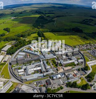 Luftaufnahme des Dartmoor Prison in Princetown, Dartmoor, mit historischer Struktur und umliegendem Moorland bei Tageslicht Stockfoto
