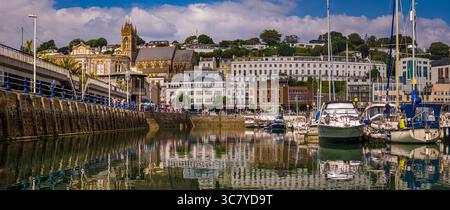 Blick auf die Torquay Marina mit Segelbooten, Yachten, klarem Himmel und türkisfarbenem Wasser. Perfekt für Reisen, Tourismus und Küstenleben Stockfoto