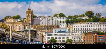 Blick auf die Torquay Marina mit Segelbooten, Yachten, klarem Himmel und türkisfarbenem Wasser. Perfekt für Reisen, Tourismus und Küstenleben Stockfoto