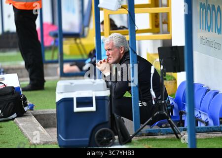 Chester, Großbritannien, 2. August 2025. Mark Hughes, Manager von Carlisle United, sieht aus, wie sich seine Mannschaft im Deva Stadium in einem Vorsaison-Freundschaftsspiel gegen Chester aufwärmt. Quelle: TeeGeePix/Alamy Live News Stockfoto