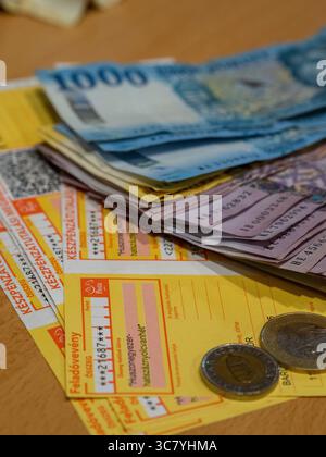 ungarisches Geld und vócredit-Karte Stockfoto