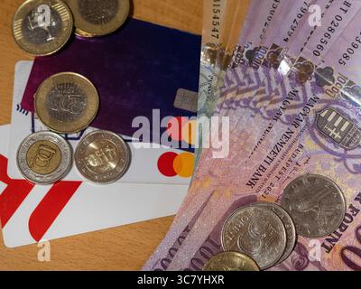 ungarisches Geld und vócredit-Karte Stockfoto