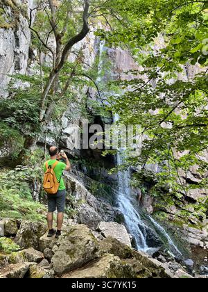 Wanderer, der Fotos am Boyana-Wasserfall im Sommer auf dem Vitosha-Berg in der Nähe von Sofia Bulgarien, Südosteuropa, Balkan macht Stockfoto