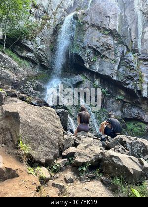 Ein paar Wanderer am Boyana Wasserfall im Sommer im Vitosha Berg in der Nähe von Sofia Bulgarien, Südosteuropa, Balkan Stockfoto