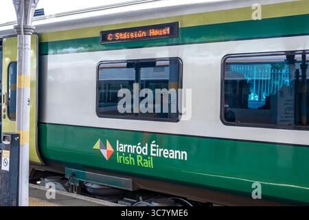 25. Juli 2025 Cork, Irland ein Zug der Irish Rail befindet sich am Bahnhof und zeigt seinen Bestimmungsort deutlich an Stockfoto