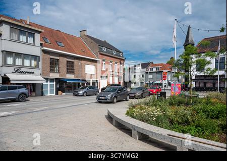 Der alte Marktplatz oder Marktplein des Dorfes Kuurne, Westflandern, Belgien 11. Juli 2025 Stockfoto