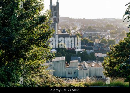 25. Juli 2025 Cork, Irland atemberaubender Panoramablick über die Stadt mit einer hoch aufragenden Kathedrale, die Aufmerksamkeit erregt Stockfoto