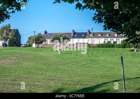 25. Juli 2025 Cork, Irland Ein wunderschöner sonniger Tag im Park mit Panoramablick und verschiedenen Freizeitaktivitäten Stockfoto