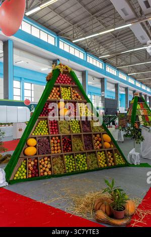 Frische Früchte auf einer Pyramidenform auf einem Markt in Algier City, Algerien. Stockfoto