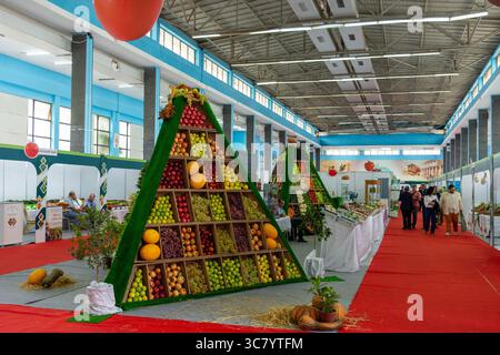 Frische Früchte auf einer Pyramidenform auf einem Markt in Algier City, Algerien. Stockfoto