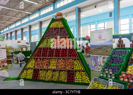 Frische Früchte auf einer Pyramidenform auf einem Markt in Algier City, Algerien. Stockfoto
