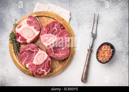 Herrlich marmoriertes rotes Kalbsossobuco, perfektes Kreuzschnitt-Fleisch für traditionelle italienische Rezepte und herzhafte Familienessen. Weißer Hintergrund. Obere V Stockfoto