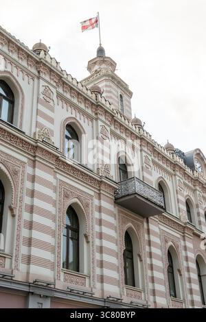 Tiflis Rathaus mit georgischer Flagge oben auf dem Freiheitsplatz in Tiflis, Georgien Stockfoto