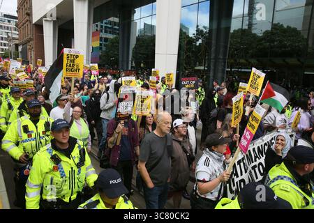 Manchester, Großbritannien. August 2025. Die britische Fist-Proteste stießen auf Gegenproteste . Manchester, Großbritannien. Quelle: Barbara Cook/Alamy Live News Stockfoto