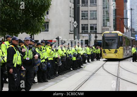 Manchester, Großbritannien. August 2025. Die britische Fist-Proteste stießen auf Gegenproteste . Manchester, Großbritannien. Quelle: Barbara Cook/Alamy Live News Stockfoto