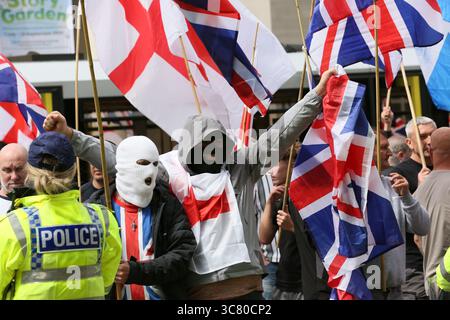 Manchester, Großbritannien. August 2025. Die britische Fist-Proteste stießen auf Gegenproteste . Manchester, Großbritannien. Quelle: Barbara Cook/Alamy Live News Stockfoto
