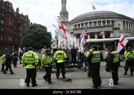 Manchester, Großbritannien. August 2025. Die britische Fist-Proteste stießen auf Gegenproteste . Manchester, Großbritannien. Quelle: Barbara Cook/Alamy Live News Stockfoto