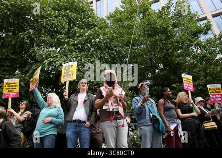 Manchester, Großbritannien. August 2025. Die britische Fist-Proteste stießen auf Gegenproteste . Manchester, Großbritannien. Quelle: Barbara Cook/Alamy Live News Stockfoto