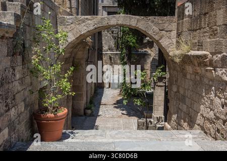 Mittelalterliche Bogenstraße in der Altstadt von Rhodos, Griechenland. Stockfoto