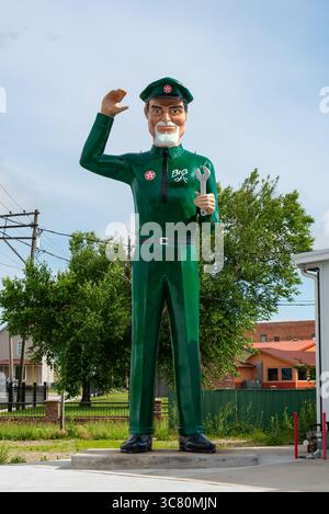 Galena, Kansas, Vereinigte Staaten - 18. Juni 2025 - Route 66 Roadside Attraction Muffler man 'Big A, The Texaco Giant' Gearhead Curios, Galena, Kansas. Stockfoto
