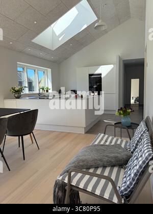 Stilvolle, moderne Küche und Esszimmer in einem modernen Haus Stockfoto