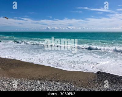 Vogelflug über einen Mittelmeerstrand an der Promenade des Anglais, Nizza, Alpes-Maritimes, Frankreich Stockfoto