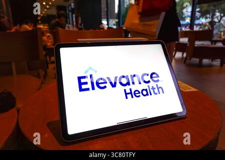 In dieser Abbildung wird das Logo von Elevance Health auf dem Bildschirm eines Tablets angezeigt. Stockfoto
