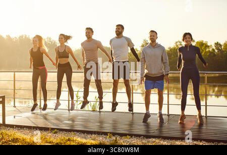 Menschen machen vor Trainingsläufen dynamische Aufwärmübungen Stockfoto