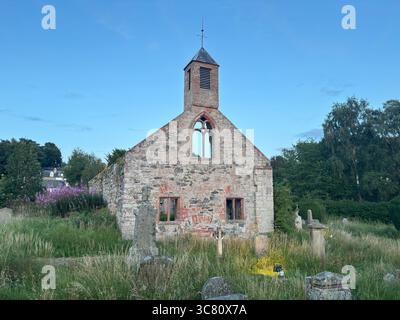 Die stimmungsvollen Ruinen der mittelalterlichen Alten Kirk (St. Mary of Wedale) in Stow, die seit 1876 aufgegeben wurde, liegen inmitten von verwittertem Stein und grasbewachsenem Kirkyard Stockfoto
