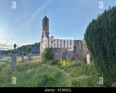 Die stimmungsvollen Ruinen der mittelalterlichen Alten Kirk (St. Mary of Wedale) in Stow, die seit 1876 aufgegeben wurde, liegen inmitten von verwittertem Stein und grasbewachsenem Kirkyard Stockfoto
