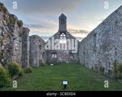 Die stimmungsvollen Ruinen der mittelalterlichen Alten Kirk (St. Mary of Wedale) in Stow, die seit 1876 aufgegeben wurde, liegen inmitten von verwittertem Stein und grasbewachsenem Kirkyard Stockfoto
