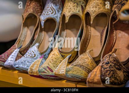 Eine farbenfrohe Ausstellung von aufwendig gestickten, spitzen türkischen Schuhen mit Ottertocker, filigranen Gold- und Silberfäden, der große Basar, Istanbul, Türkei Stockfoto