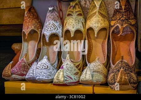 Eine farbenfrohe Ausstellung von aufwendig gestickten, spitzen türkischen Schuhen mit Ottertocker, filigranen Gold- und Silberfäden, der große Basar, Istanbul, Türkei Stockfoto