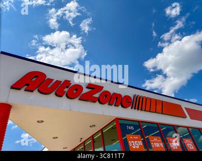 Clarksville, Indiana USA 2. August 2025 Blick auf eine Autozone-Ladenfront in Clarksville, Indiana Stockfoto