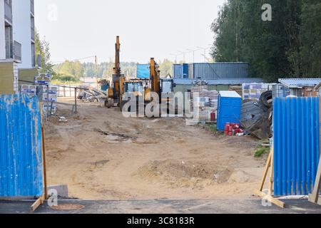 Auf der Baustelle werden schwere Maschinen und eine Vielzahl von Geräten ausgestellt Stockfoto