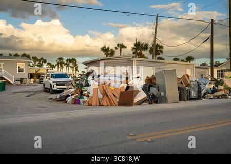 Hurrikanschäden in Florida. Müllhaufen auf der Straßenseite von zerstörten Häusern. Folgen von Naturkatastrophen Stockfoto