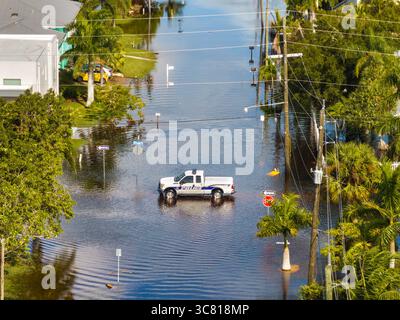Hurrikan Milton überschwemmte die Straße mit gesperrter Straße und Polizeipatrouille blockierte das Fahren von Autos in Punta Gorda, Florida. Sicherheit des Transports während Stockfoto