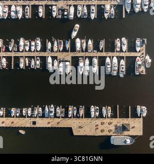Vertikale Luftaufnahme der Boote am Hafen von Petoskey Stockfoto