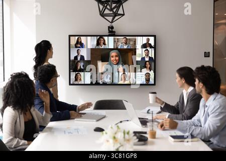 Eine multinationale Gruppe von Geschäftsleuten spricht per Video mit entfernten Teamkollegen Stockfoto