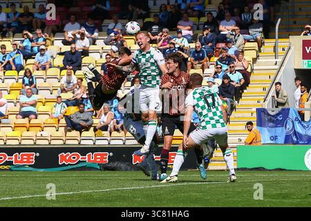 The University of Bradford Stadium, Bradford, England - 2. August 2025 Jack Grimmer (2) von Wycombe Wanderers gewinnt den Ball unter Druck von Matthew Pennington (links) und Joe Wright (4) von Bradford City - während des Spiels Bradford City gegen Wycombe Wanderers, Sky Bet League One, 2025/26, University of Bradford Stadium, Bradford, England - 2. August 2025 Credit: Arthur Haigh/WhiteRosetos Live News Stockfoto