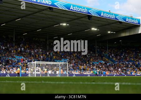 Leeds, Großbritannien. August 2025. LEEDS, ENGLAND - 2. AUGUST: Fans von Leeds United während des Freundschaftsspiels zwischen Leeds United und Villarreal CF im Elland Road Stadium am 2. August 2025 in Leeds, England. (Foto von Francisco Macia/Photo Players Images/Magara Press) Credit: Magara Press SL/Alamy Live News Stockfoto