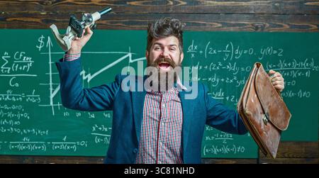 Der Lehrer erklärt Mathematik. Professor im Klassenzimmer für Mathematikunterricht. Schullehrer in der Nähe von Formel. Lustiger Lehrer. Lehrstunde für Professoren. Der Lehrer erklärt Stockfoto