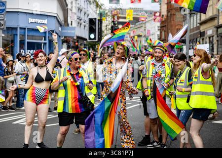 Brighton, East Sussex, Großbritannien. August 2025. Im Brighton Pride 2025 versammelten sich Zehntausende Menschen in der Küstenstadt Brighton, East Sussex, zur jährlichen LGBTQ+ Pride Parade und zum Festival. Die Veranstaltung fand am Samstag, 2. August 2025, statt und bot lebendige Kostüme, Gemeinschaftswagen, Live-Musik und politische Botschaften zur Unterstützung der LGBTQ+-Rechte und Gleichberechtigung. Die Paraderoute führte durch das Stadtzentrum und endete mit Feierlichkeiten im Preston Park. Brighton Pride ist eine der größten Pride-Veranstaltungen Großbritanniens und zieht weiterhin nationale und internationale Aufmerksamkeit auf sich. Quelle: Sussex News/Alamy Liv Stockfoto