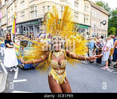 Brighton, East Sussex, Großbritannien. August 2025. Im Brighton Pride 2025 versammelten sich Zehntausende Menschen in der Küstenstadt Brighton, East Sussex, zur jährlichen LGBTQ+ Pride Parade und zum Festival. Die Veranstaltung fand am Samstag, 2. August 2025, statt und bot lebendige Kostüme, Gemeinschaftswagen, Live-Musik und politische Botschaften zur Unterstützung der LGBTQ+-Rechte und Gleichberechtigung. Die Paraderoute führte durch das Stadtzentrum und endete mit Feierlichkeiten im Preston Park. Brighton Pride ist eine der größten Pride-Veranstaltungen Großbritanniens und zieht weiterhin nationale und internationale Aufmerksamkeit auf sich. Quelle: Sussex News/Alamy Liv Stockfoto