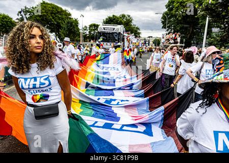 Brighton, East Sussex, Großbritannien. August 2025. Im Brighton Pride 2025 versammelten sich Zehntausende Menschen in der Küstenstadt Brighton, East Sussex, zur jährlichen LGBTQ+ Pride Parade und zum Festival. Die Veranstaltung fand am Samstag, 2. August 2025, statt und bot lebendige Kostüme, Gemeinschaftswagen, Live-Musik und politische Botschaften zur Unterstützung der LGBTQ+-Rechte und Gleichberechtigung. Die Paraderoute führte durch das Stadtzentrum und endete mit Feierlichkeiten im Preston Park. Brighton Pride ist eine der größten Pride-Veranstaltungen Großbritanniens und zieht weiterhin nationale und internationale Aufmerksamkeit auf sich. Quelle: Sussex News/Alamy Liv Stockfoto