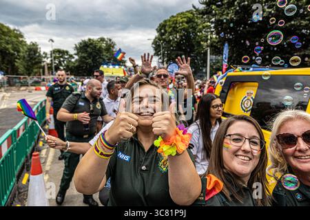 Brighton, East Sussex, Großbritannien. August 2025. Im Brighton Pride 2025 versammelten sich Zehntausende Menschen in der Küstenstadt Brighton, East Sussex, zur jährlichen LGBTQ+ Pride Parade und zum Festival. Die Veranstaltung fand am Samstag, 2. August 2025, statt und bot lebendige Kostüme, Gemeinschaftswagen, Live-Musik und politische Botschaften zur Unterstützung der LGBTQ+-Rechte und Gleichberechtigung. Die Paraderoute führte durch das Stadtzentrum und endete mit Feierlichkeiten im Preston Park. Brighton Pride ist eine der größten Pride-Veranstaltungen Großbritanniens und zieht weiterhin nationale und internationale Aufmerksamkeit auf sich. Quelle: Sussex News/Alamy Liv Stockfoto