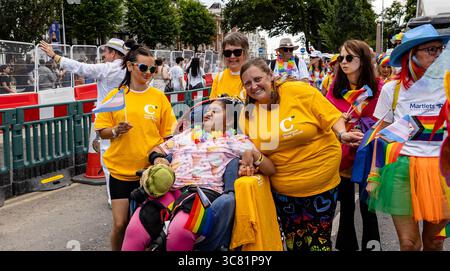 Brighton, East Sussex, Großbritannien. August 2025. Im Brighton Pride 2025 versammelten sich Zehntausende Menschen in der Küstenstadt Brighton, East Sussex, zur jährlichen LGBTQ+ Pride Parade und zum Festival. Die Veranstaltung fand am Samstag, 2. August 2025, statt und bot lebendige Kostüme, Gemeinschaftswagen, Live-Musik und politische Botschaften zur Unterstützung der LGBTQ+-Rechte und Gleichberechtigung. Die Paraderoute führte durch das Stadtzentrum und endete mit Feierlichkeiten im Preston Park. Brighton Pride ist eine der größten Pride-Veranstaltungen Großbritanniens und zieht weiterhin nationale und internationale Aufmerksamkeit auf sich. Quelle: Sussex News/Alamy Liv Stockfoto