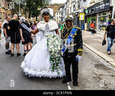 Brighton, East Sussex, Großbritannien. August 2025. Im Brighton Pride 2025 versammelten sich Zehntausende Menschen in der Küstenstadt Brighton, East Sussex, zur jährlichen LGBTQ+ Pride Parade und zum Festival. Die Veranstaltung fand am Samstag, 2. August 2025, statt und bot lebendige Kostüme, Gemeinschaftswagen, Live-Musik und politische Botschaften zur Unterstützung der LGBTQ+-Rechte und Gleichberechtigung. Die Paraderoute führte durch das Stadtzentrum und endete mit Feierlichkeiten im Preston Park. Brighton Pride ist eine der größten Pride-Veranstaltungen Großbritanniens und zieht weiterhin nationale und internationale Aufmerksamkeit auf sich. Quelle: Sussex News/Alamy Liv Stockfoto
