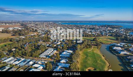 Luftaufnahme von Yarrawonga mit Wohngebieten neben Golfplatz und Wasserkanälen Stockfoto
